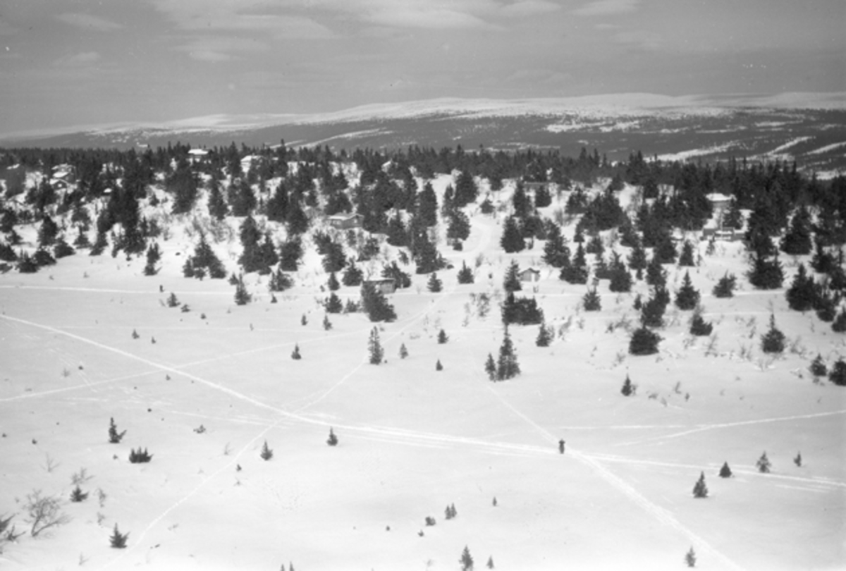 Flyfoto av bebyggelse i vinterlandskap på Ljøsheim, Ringsaker Almenning.