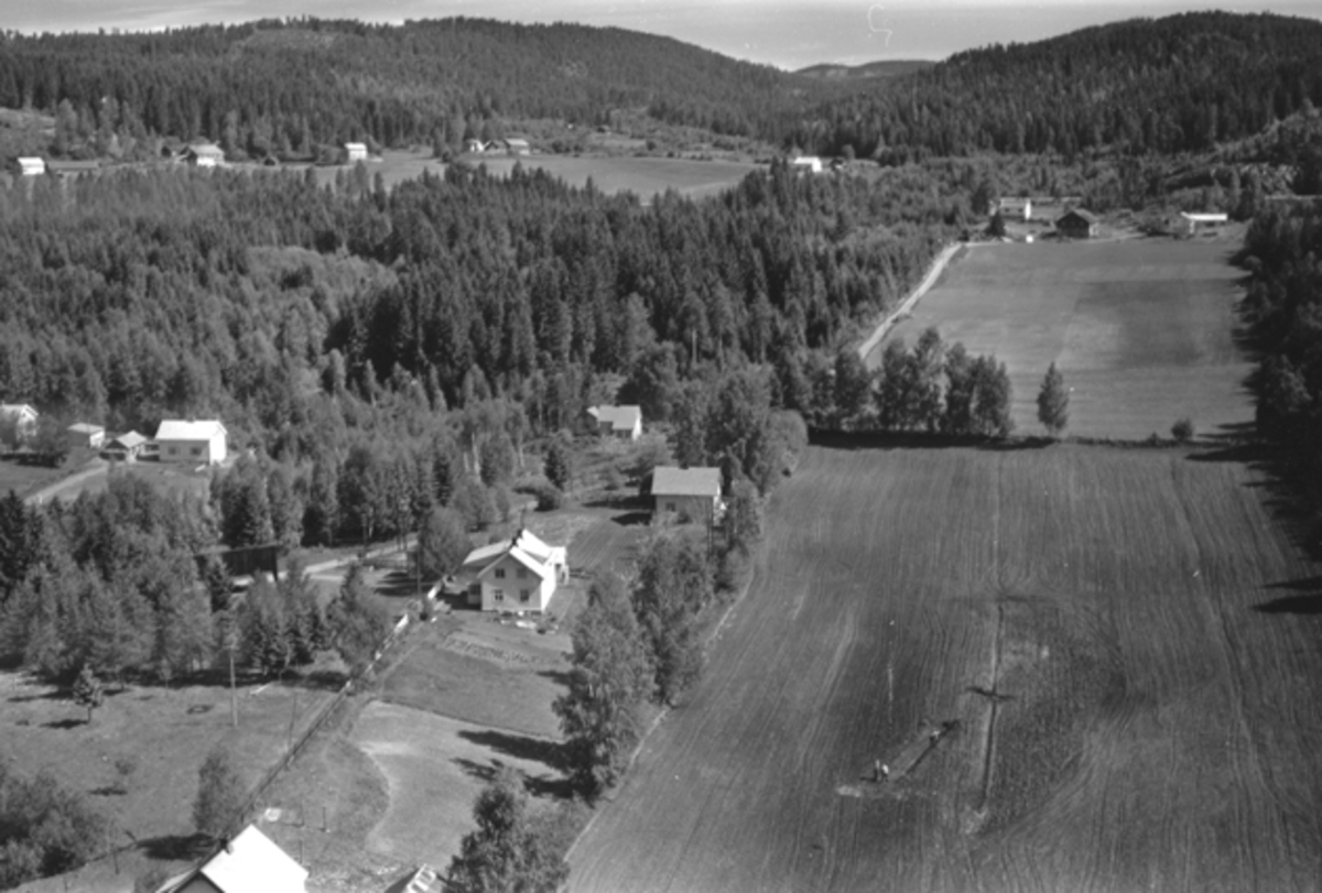 Flyfoto av bebyggelse ved Strandvik, Moelv, Ringsaker.