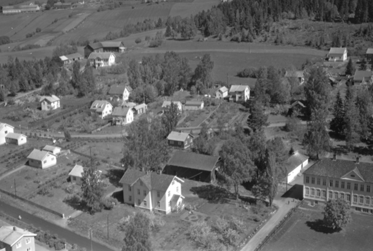 Flyfoto av Kilde skole, Moelv, Ringsaker og bebyggelsen nord for skolen.