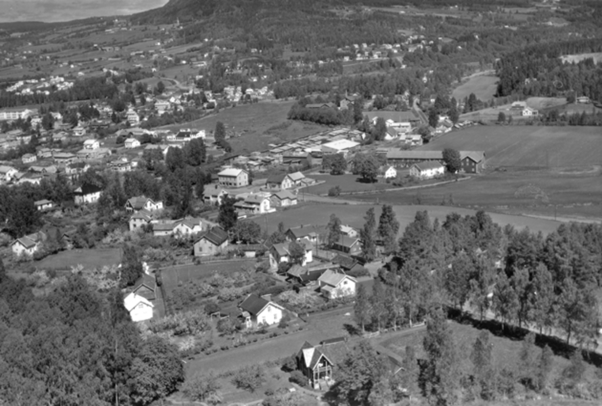 Flyfoto av Kongsvegen, Brumunddal sentrum.