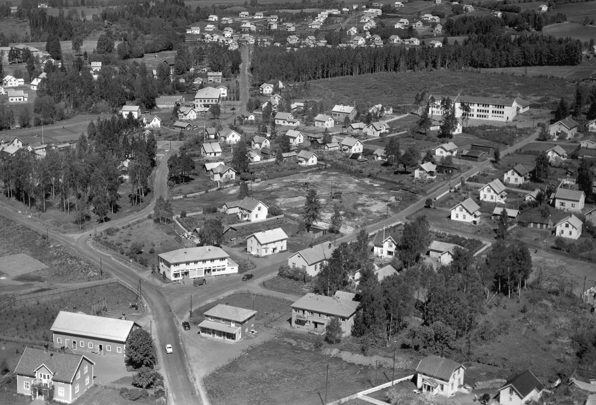 Flyfoto av bebyggelse i Fagerlundvegen, Skolevegen, Bakkehaugvegen, Brumunddal.