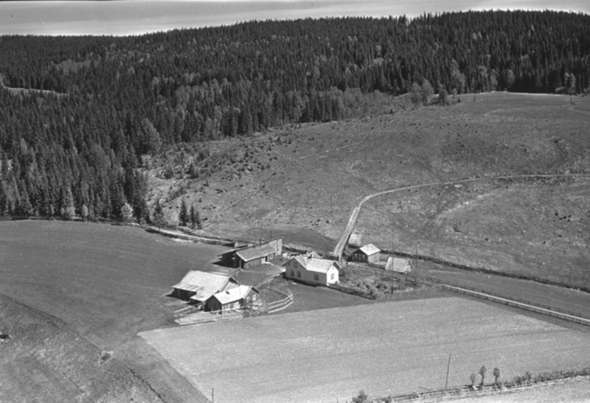 Flyfoto av ukjent gard, Nybygda, Ringsaker.