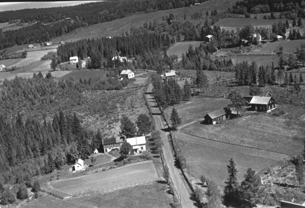 Flyfoto av bebyggelse langs vegen mot Brattberg, Nybygda, Ringsaker.
