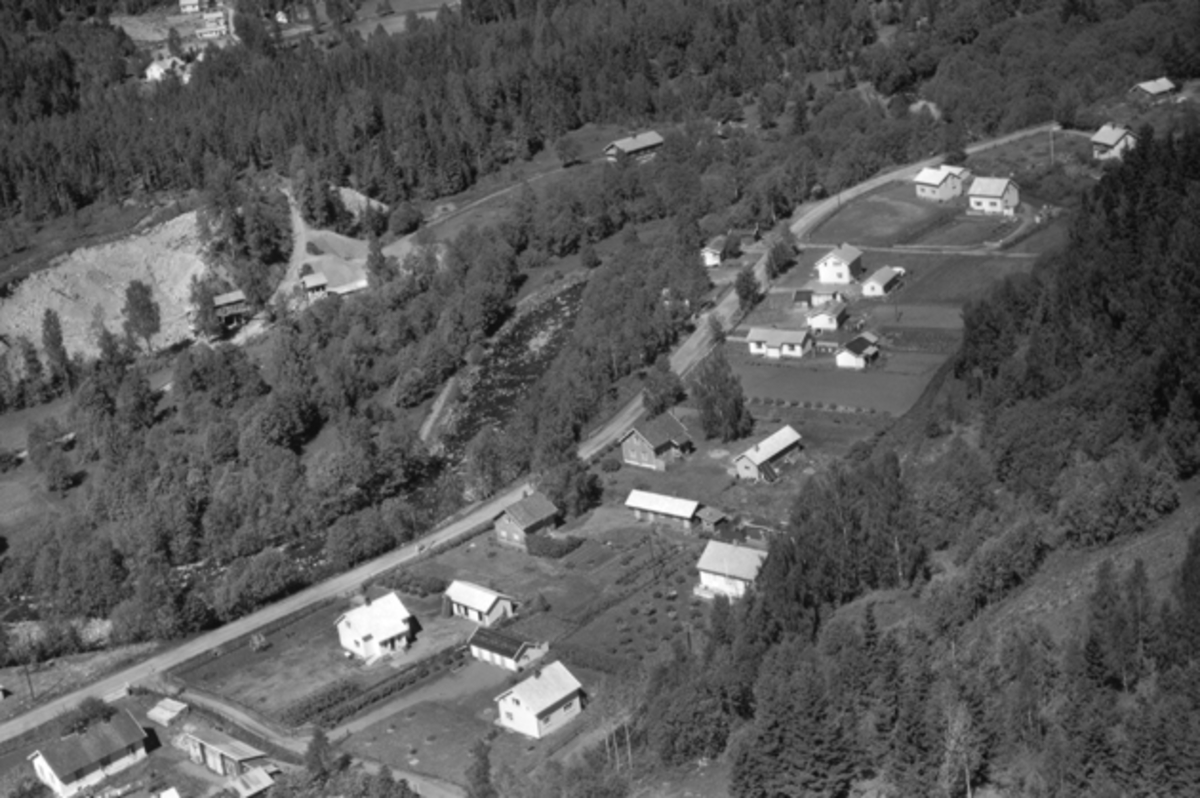 Flyfoto av bebyggelse i Djupdalen, Mausetvegen, Brumunddal.