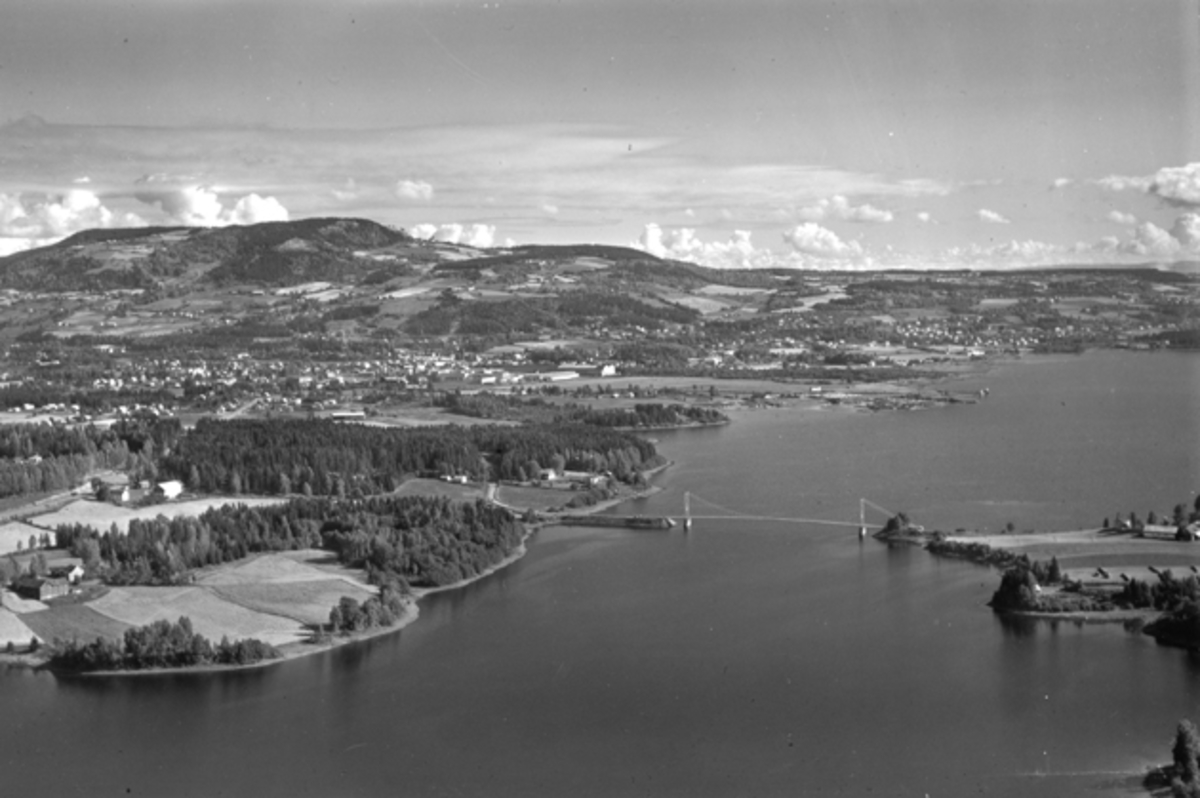Flyfoto av Brumunddal, Furnesfjorden, Framnesbrua, Høsbjøråsen.