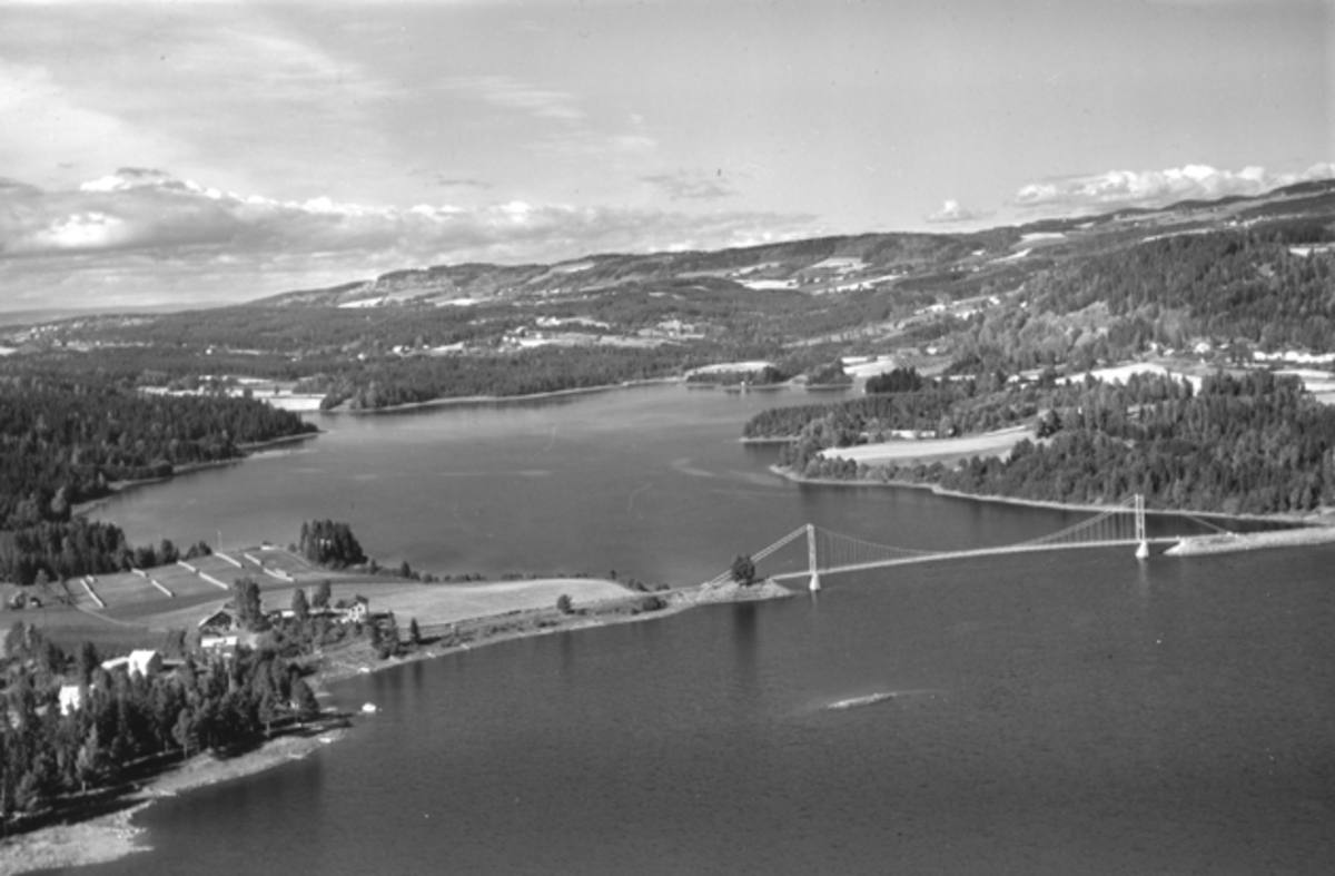 Flyfoto av Framnesbrua mot Botsenden og Veldre, Ringsaker.