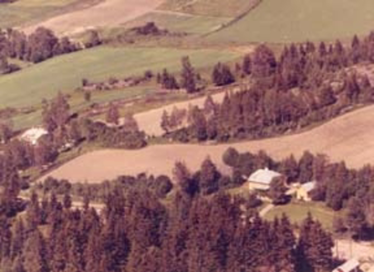 Flyfoto, Selje til høyre. Til venstre skimtes Åsglimt.  Furnes, Ringsaker.