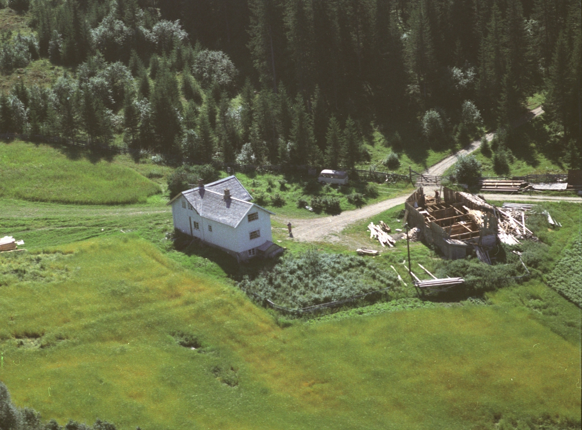 Flyfofo av småbruket Steinhaugen, Ringsaker. Låven rives.