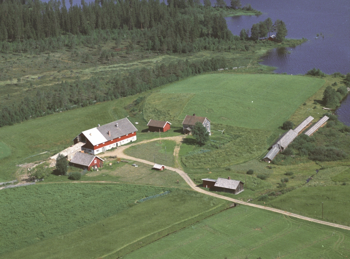 Flyfoto av Kongssund gard, Næroset, Ringsaker.