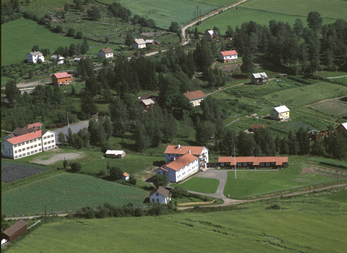 Flyfoto av Brøttum barne og ungdomskole, boligbebyggelse, Ringsaker.