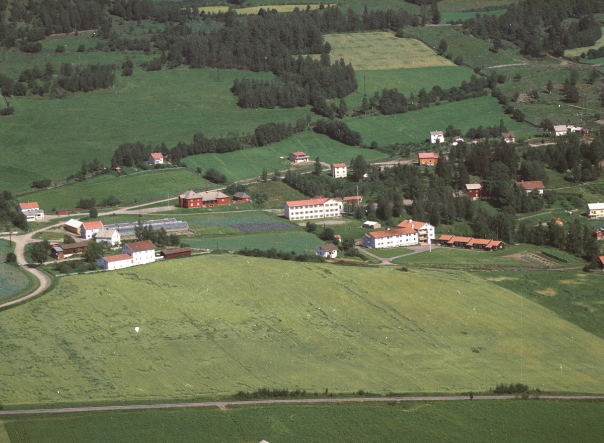 Flyfoto, Brøttum sentrum, Ringsaker, Bøndernes hus, barneskole, bo og aktivitetssenter.