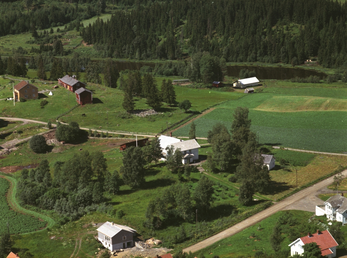 Flyfoto av Fredvang forsamlingslokale, Stavsjø, Hedmark. Bygd av Nes Kristelige Ungdomsforening og innviet den 27.12 - 1912.