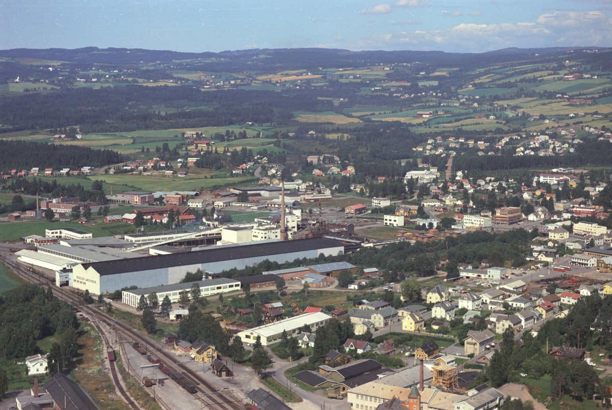 Flyfoto, Brumunddal, bebyggelse i sentrum, Berger Langmoen A/S.