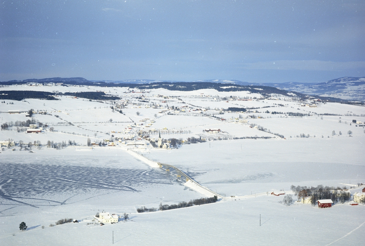 Flyfoto, Tingnes, Nessundet bru, Skredderstua, stabbur, is på Mjøsa, Helgøya, Nes, Hedmark.