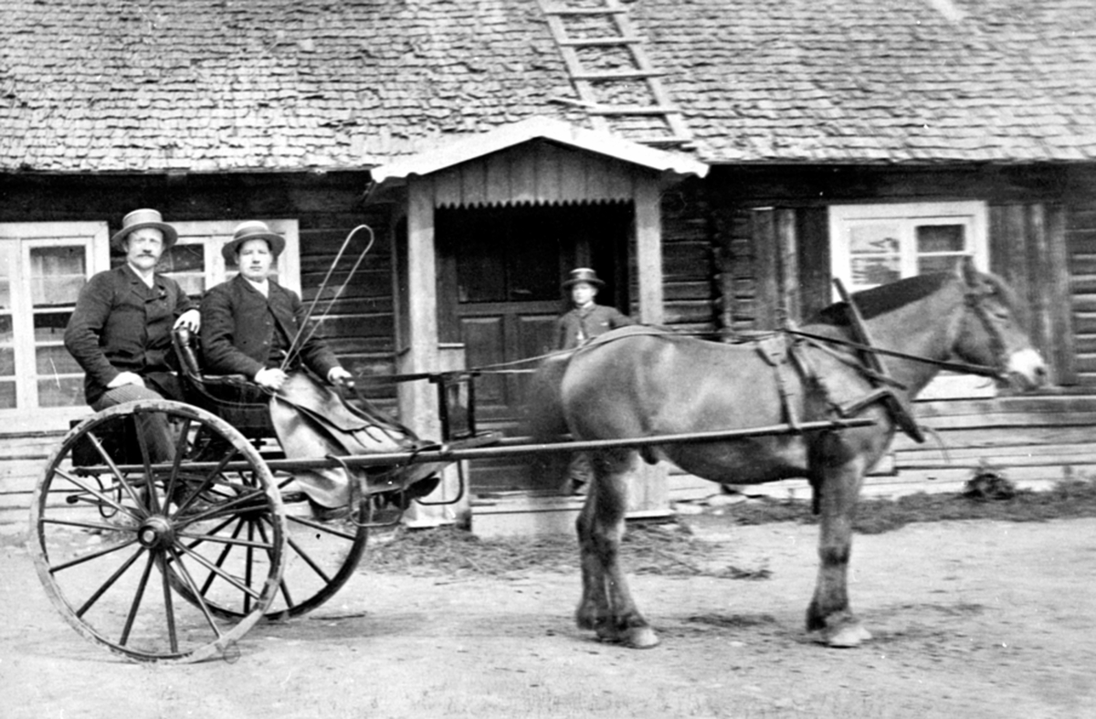 Eksteriør. Gaalaas skysstasjon, Furnes, Ringsaker. Hest med trille og folk.