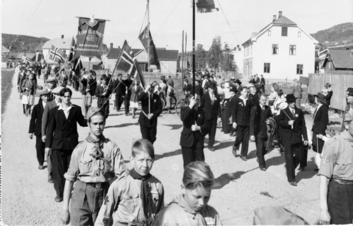 17.maitog nedover Nygata, Brumunddal. Speidere, flaggbærere.