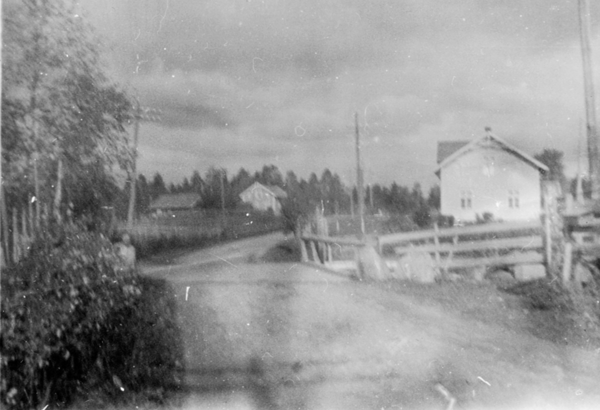 Fagerlundvegen, Brumunddal. Hagasveen i bakgrunne, bolige til Sofie Grini til høyre.