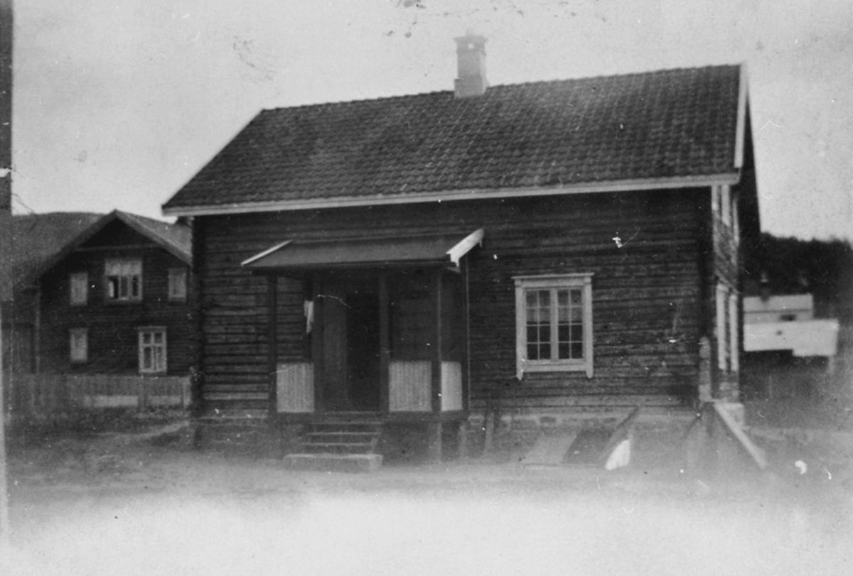 Eksteriør, Elvestad, Brumunddal. I bakgrunn er fiskehandler Hermansens hus. Der Hymas er idag.