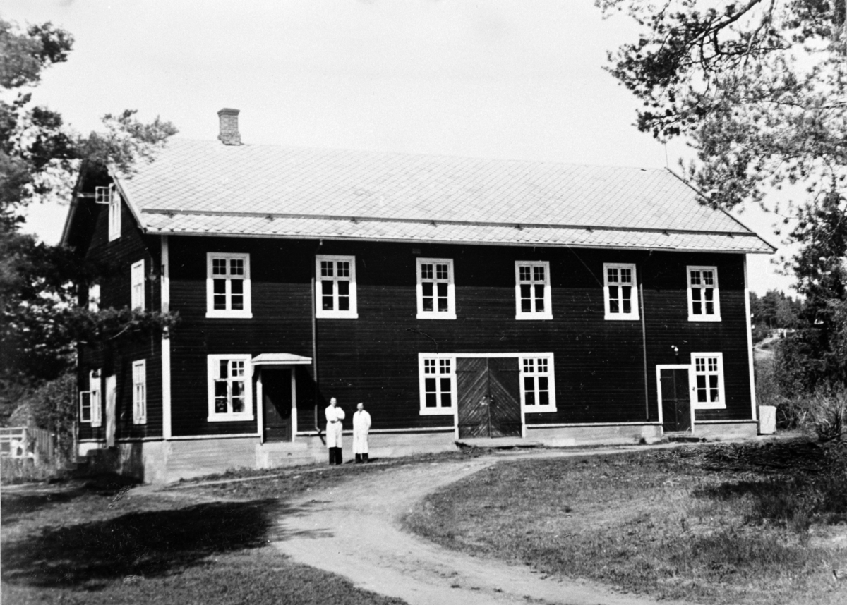 Eksteriør, Brumunddal konfeksjonsfabrikk, A/S Ajak fabrikker, fra venstre er Arne Brustad, Arthur S. Andersen.