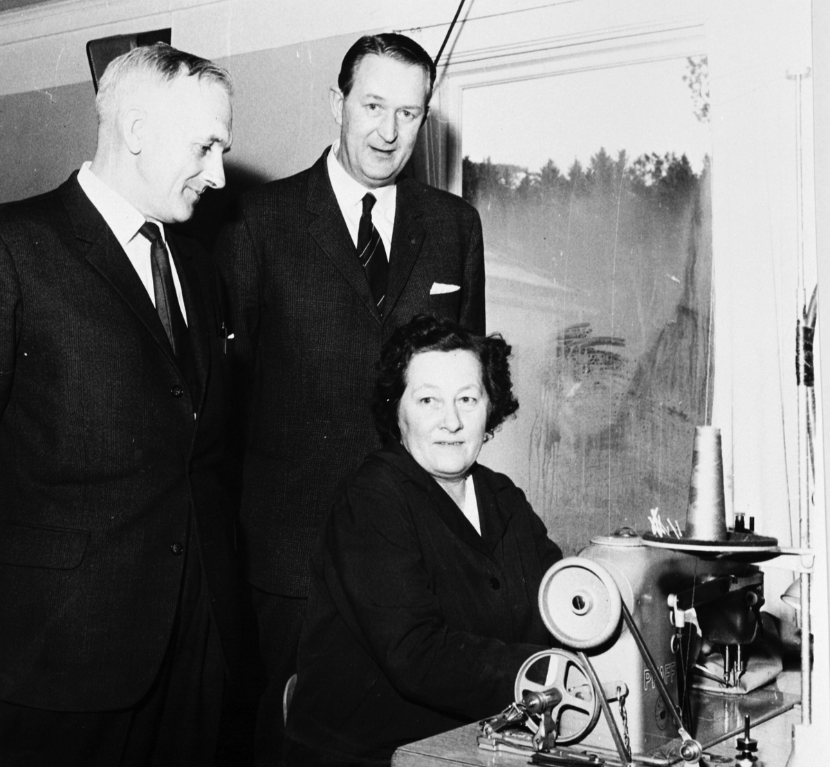 25-års jubileum ved Ajak fabrikker, Brumunddal, i 1964. Fra venstre er ordfører Peder Esbjørnsen, Arne Brustad, syerske karen Hestsveen.