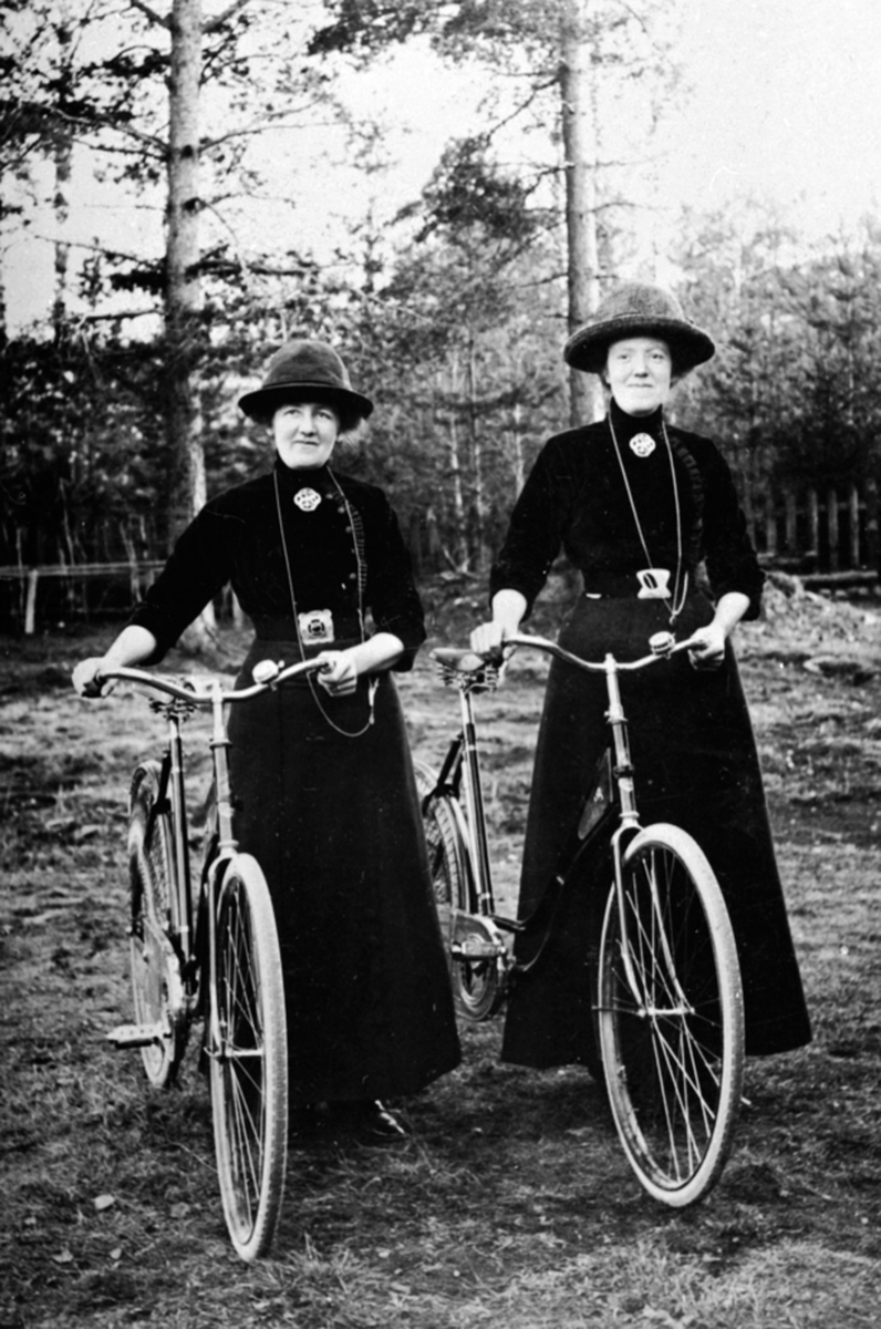 Polla Faraasen f. 1877, Velt Faraasen, Agnethe Faraasen f. 1882. Fotografert på Ankerplassen (der speiderhuset ligger i dag) Brumunddal.