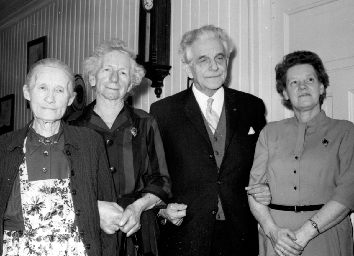 Fra venstre er Lina Schjerpen, Marta Grini, biskop Kristian Schjelderup, Gunvor Harsjøen, Veldre gamlehjem, Byflaten, Ringsaker.