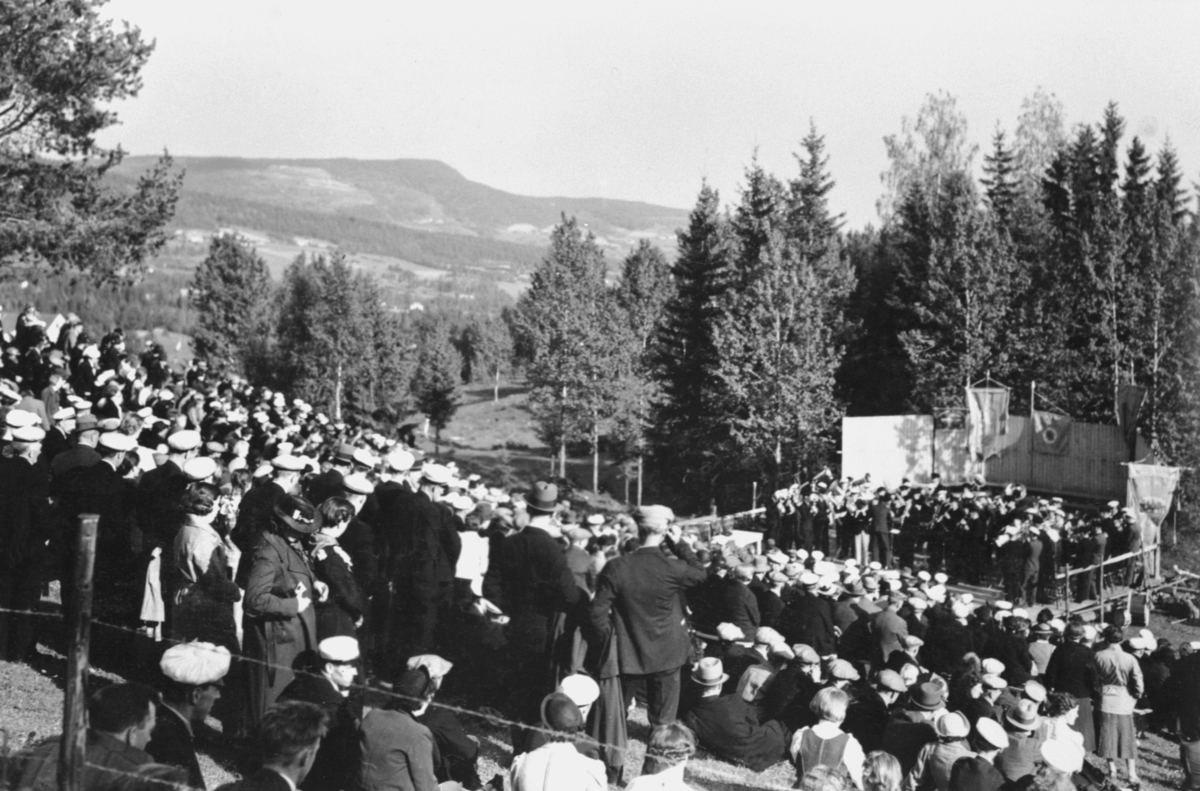 Sang og musikkstevne utendørs, mye folk, korps, Kaasengen, Veldre, Ringsaker.