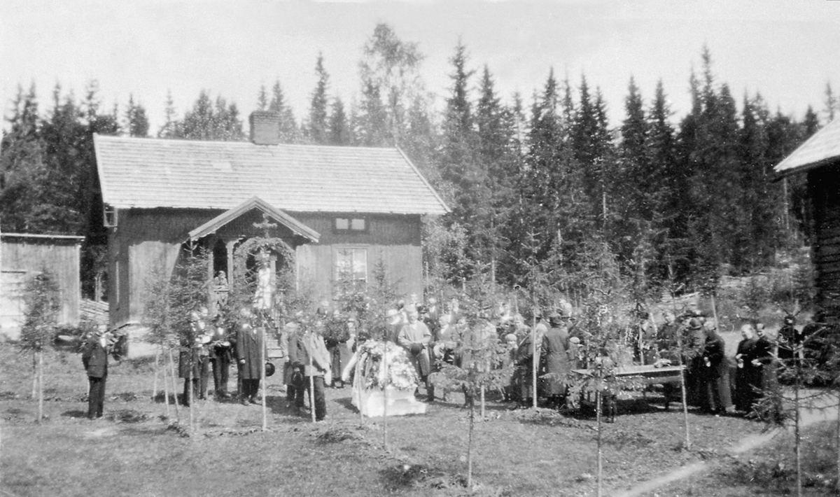Begravelse på Velten store, Næroset, Ringsaker, etter Marte Welten, mye folk rundt pyntet kiste på gardstunet.