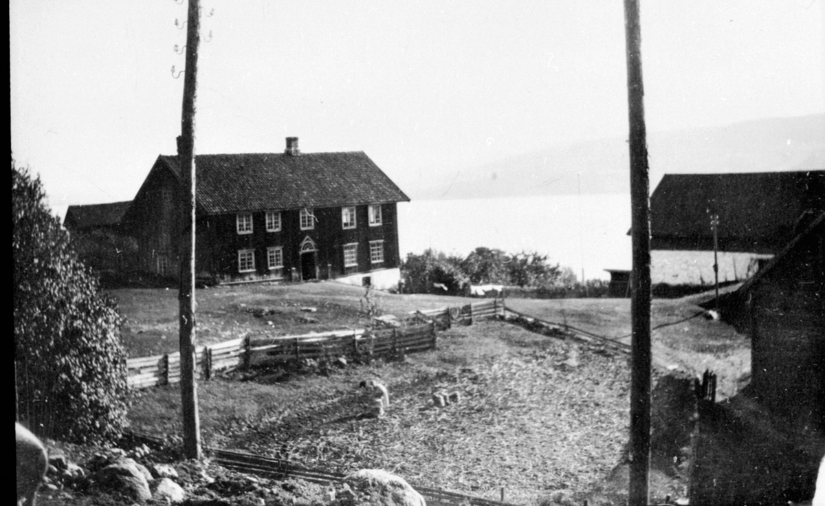 Gårdstun på Freng nordre, Brøttum, Ringsaker. Hovedbygning og låve. Brøttum prestegård fra 1937. Thomas Hauge kjøpte gården i 1925.