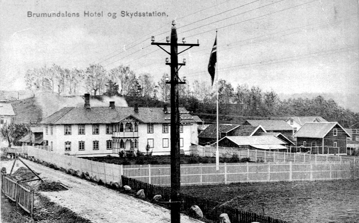 Brumunddal Hotell og skysstasjon, gjerde, stabbestein, graving i gaten.