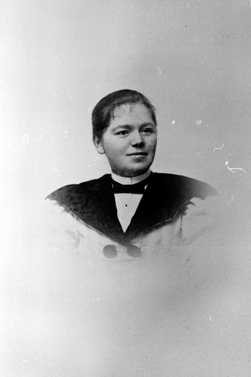 Portrett, Gina Bjørnerud, arbeidet ved telefonsentralen, Brumunddal.