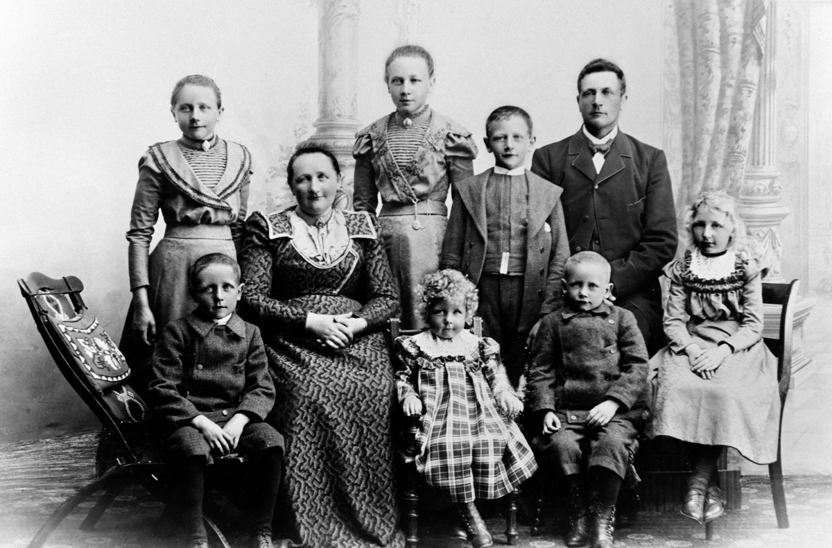 Familien Lundby, foran venstre er Knut f.1891, mor Karoline f født Gaalaas, Signe f.1895 gift Ilseng, Einar f.1894, Kristine f.1890, bak venstre er Oline f.1885, Mina f.1884, Johannes f.1888, Even Lundby f.1856, Buttekvern, Brumunddal.