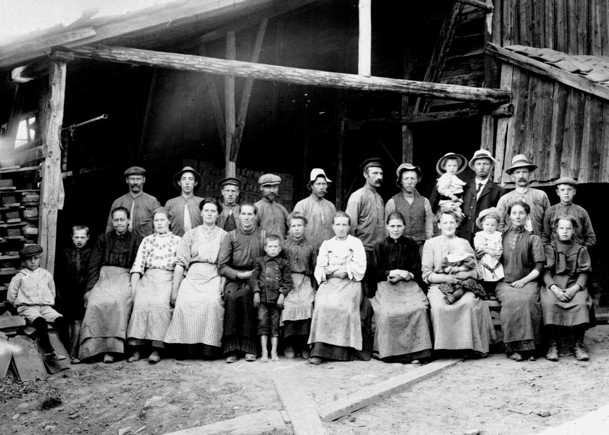 Grruppe arbeidere ved Sendstad teglverk, Nes, Hedmark. Første rekke fra venstre er Olav Valen Sendstad, Even Støen, Lina Støen, Laura Vangen (f Støen), Mathilde Melby, Helene, Kristian (Aarvold) og Martha fra Nersveen, Klara Steinvang, Beate fra Øversveen (senere Furulund), Olga Karlstad med Anna på fanget (Sollien), Martin Solbrækken, Kari Solbrækken og Louise Støen. Bak fra venstre er Simen Støen, Even Melby, Johannes Støen, Mathias Skogly, Johan Larsen Nersveen, Hans Kristiansen Øversveen, Anton Kristiansen, Maurits Sendstad (eier) med Ole Sendstad på armen, Johan Solbrækken, Johan Hansen Øversveen.