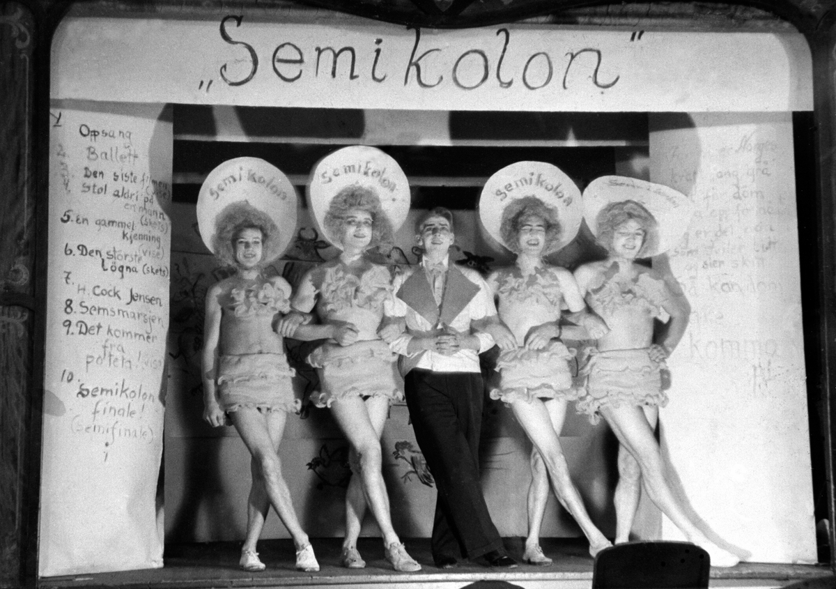 Sem småbrukerlærerskole, revyen "Semikolon". Alf Prøysen i midten.