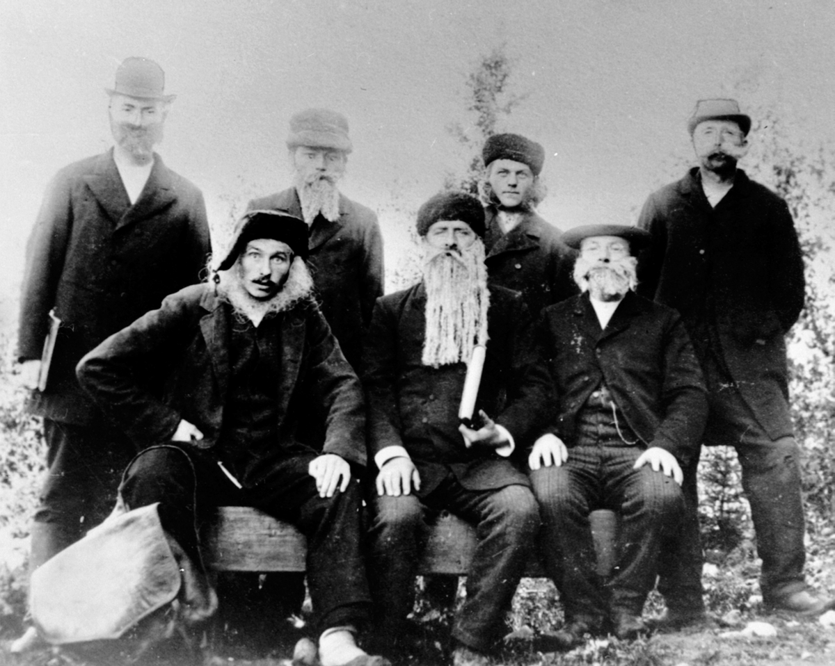 Amatørteater på Åsheim, Åsmarka, Ringsaker med skuespillet "Tørrpinderud formannskap". Fra venstre er lærer Ole Bjerklien, kjøpmann Helge Bjerke, Harald Mangerud. Andre rekker er lære rKristian Bjerklien, driftsbestyrer Lauritz Harby, småbruker Nils Aasbrein, gårdbruker Kristian Kauserud.