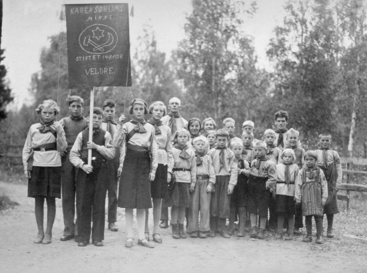 Gruppe barn med fane, Veldre, Ringsaker. Barnearbeiderforeningen, Karen Sørums minne, stiftet 1938.