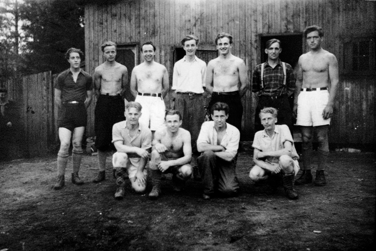 Fotballkamp til inntekt for nytt idrettsanlegg i Moelv. Fotballplassen ved Korgstuevika ved Fina syd. Foran vra venstre er Erlign Bjerke, Magnus Mikkelsen, Arne Engen, Magne Antonsen. Bak er Magne Mæhlumshagen, Ivar Aardal, Asbjørn Bøe, Trygve Torgersen, Per Granberg, Harald Olafsen, Gunnar Dulsrud.