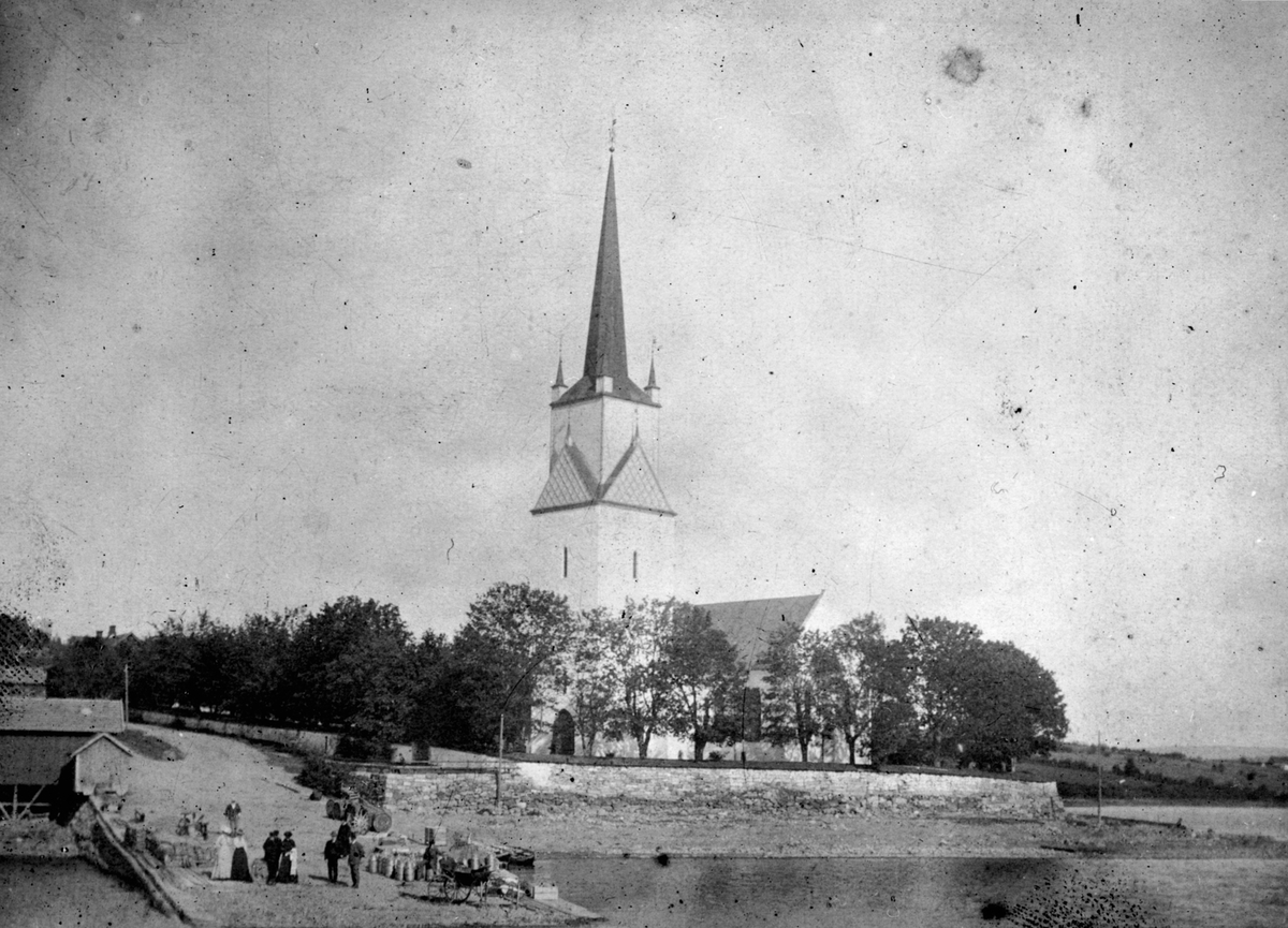 Nes Kirke med brygga. Folk på brygga. Tingnes, Hedmark.