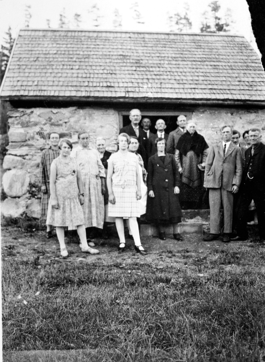 Gruppe personer utenfor steinfjøset i Atfor. Fest for arbeiderne på Hovelsrud, Helgøya.