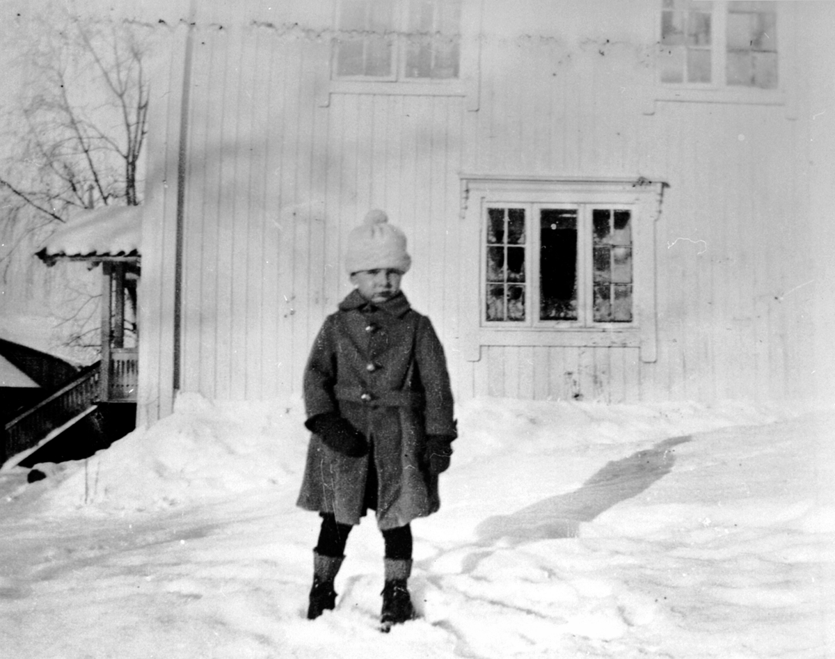 Gerhard Vien f.1917 utenfor hovedbygningen på Grimsrud, Helgøya.