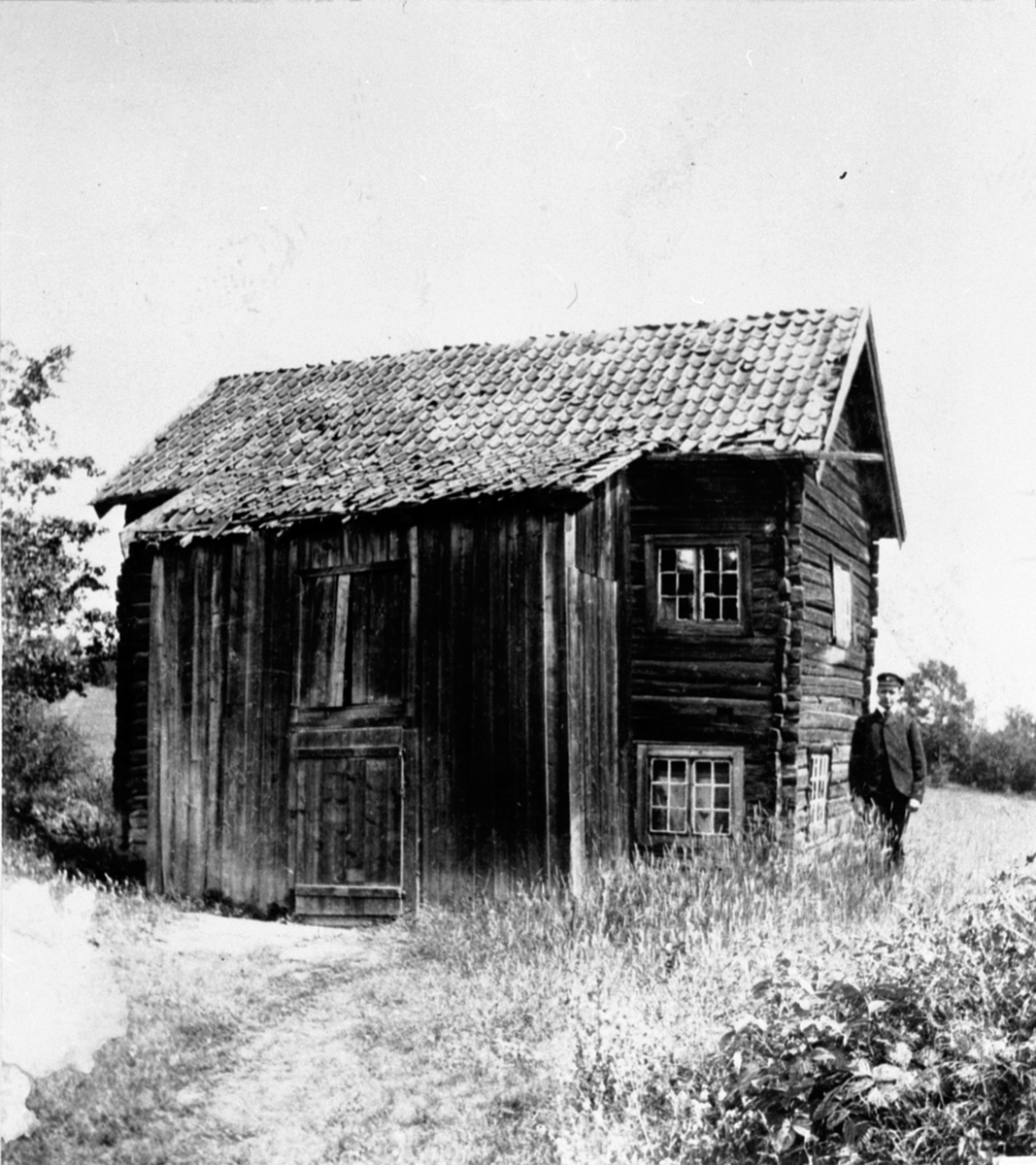 Østre stuebygning på Kval, Hovelsrud, Helgøya. Denne bygningen ble revet i 1920-åra og erstattet med en ny bygning.