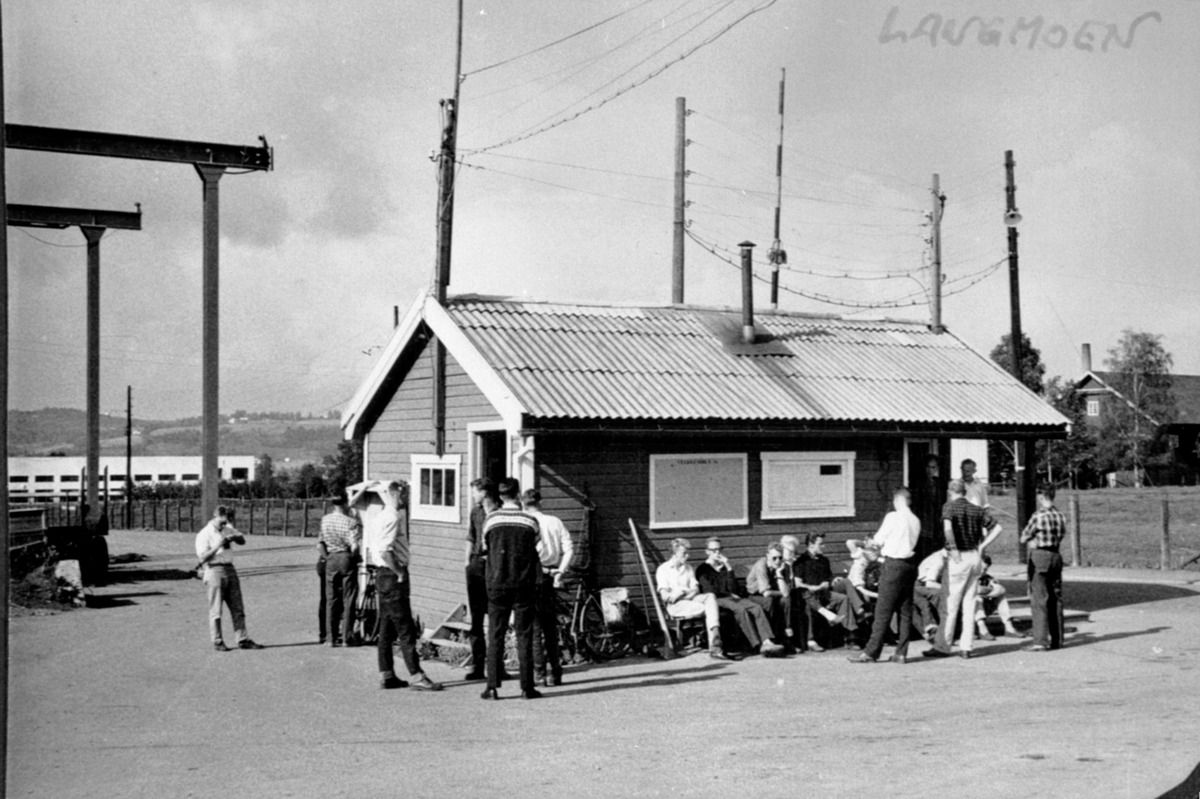 Portvaktbygningen på Berger LAngmoen AS, Brumunddal. Mye folk.