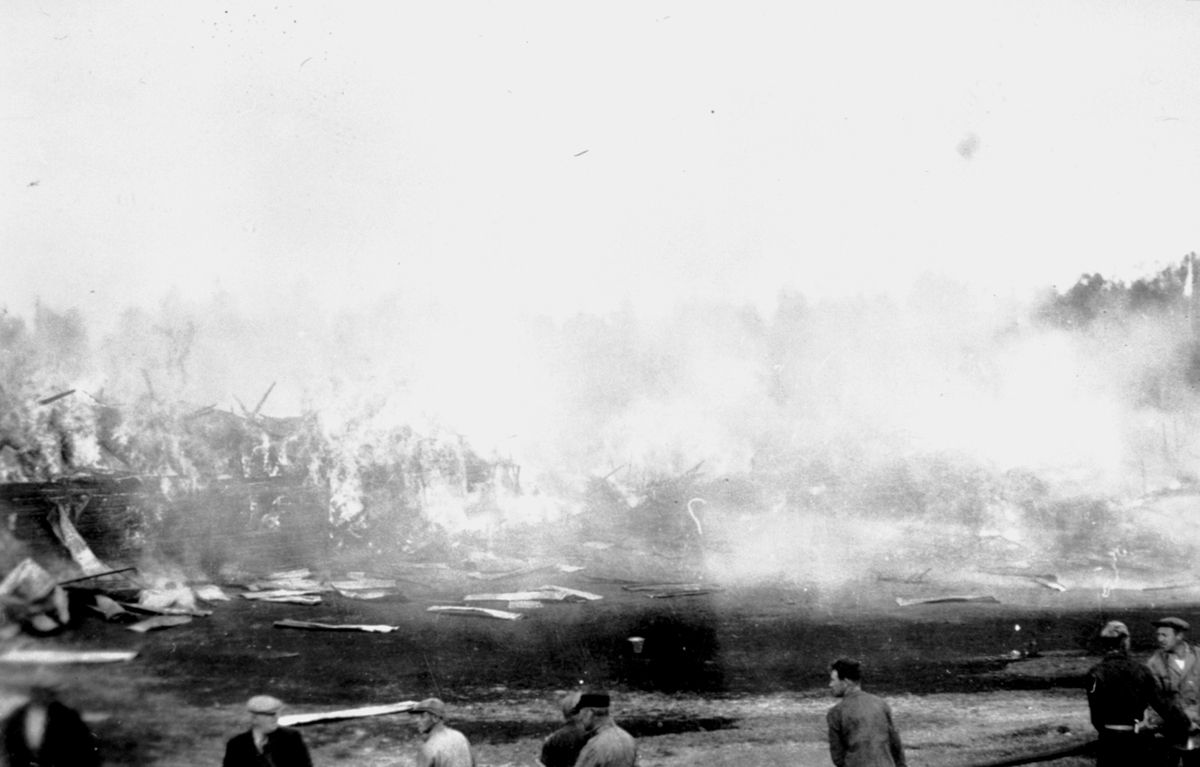 Låven brenner på Skjønsby gård, Ringsaker. Branntomt. Folk. Den første låven brandt ned høsten 1917.