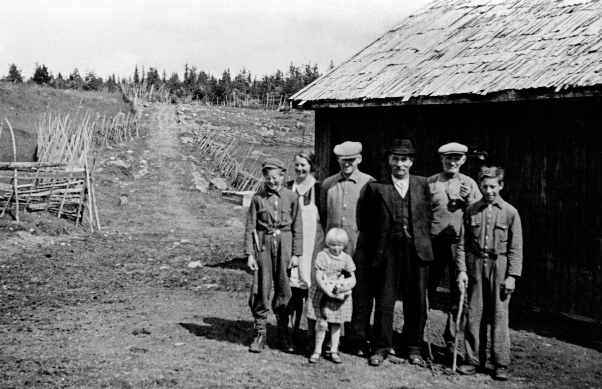 Moste seter, Tjernesetra, Ringsakerfjellet. (Muligens utenfor Røhrsetra. )
Fra venstre: Ragnvald Jakobsen, Mina Hansen, Nils Hansen, Ed. Evensen, Torvald Hansen, Asmund Karlsen, Foran: Norunn Hansen med katt. Nils og Mina Hansen leide setra. De var mine besteforeldre, og Norunn var min mor.