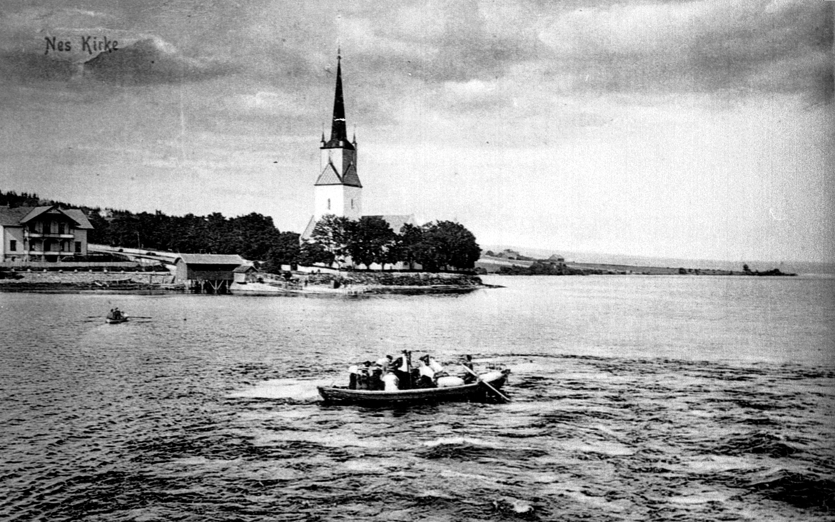 Nes kirke, Tingnes forsamlingslokale, robåt med folk i forgrunnen. Sett fra Mjøsa.