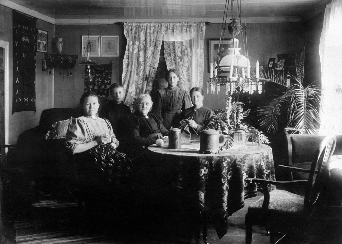 Interiør, stue, familien Heggenhaugen, f Karen, Andreas f.1899, Karoline f.1895, Helfrid f.1898, Kristine f.1868, Heggenhaugen gård, Gaupen, Ringsaker.