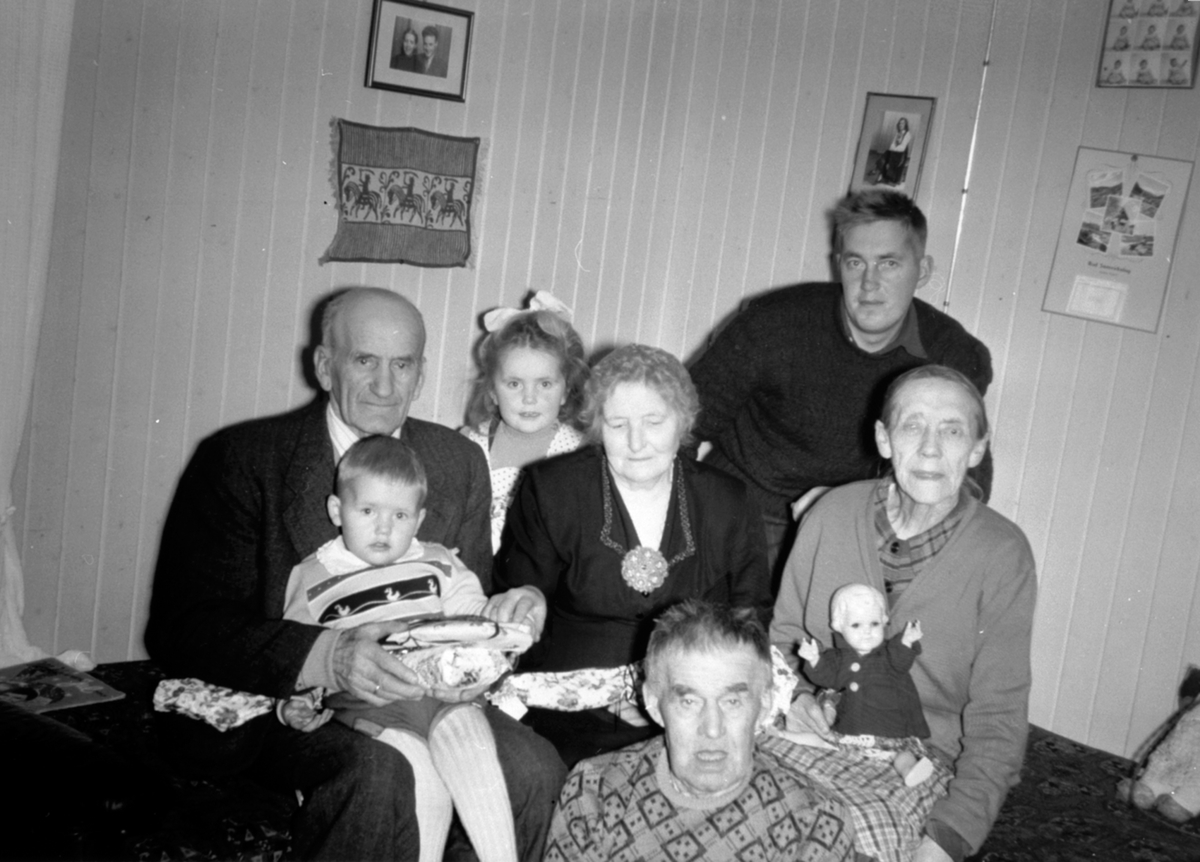 Ringsaker, Rudshøgda, jul i Prøysentua ved Præstvægen, Julie Andreassen (1879-1961) og Olaf Andreassen (1880-1959), Julie Prøysen og Olaf Prøysen foreldre til Alf Prøysen, Fra venstre Johannes Øygarden og Kjersti Øygarden (foreldre til Kari Hagen), Rolf Hagen, Barna Jan Olaf Hagen og bak Mary Kristine Hagen.