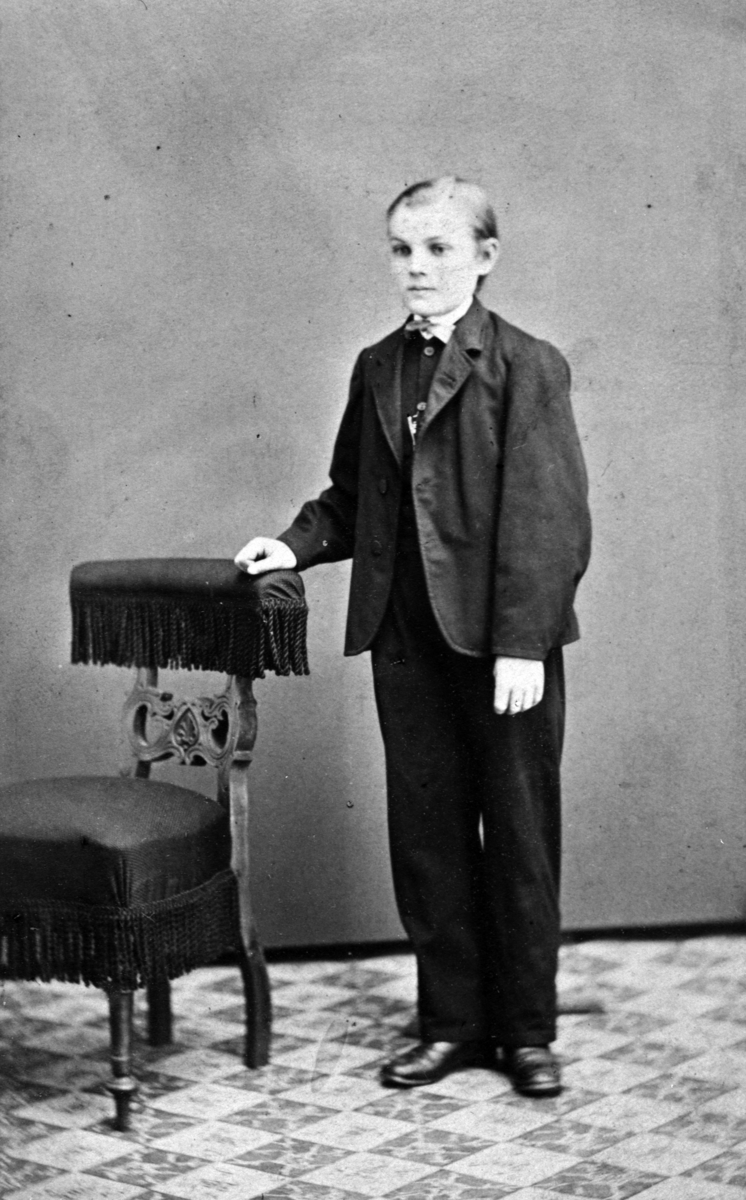 Portrett av konfirmant Even Oscar Svartshoel f. 1867 på Kvam, Nes, Hedmark.