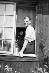 Lars Rødseth i vinduet på husmannsplassen Skredder-Rykop und