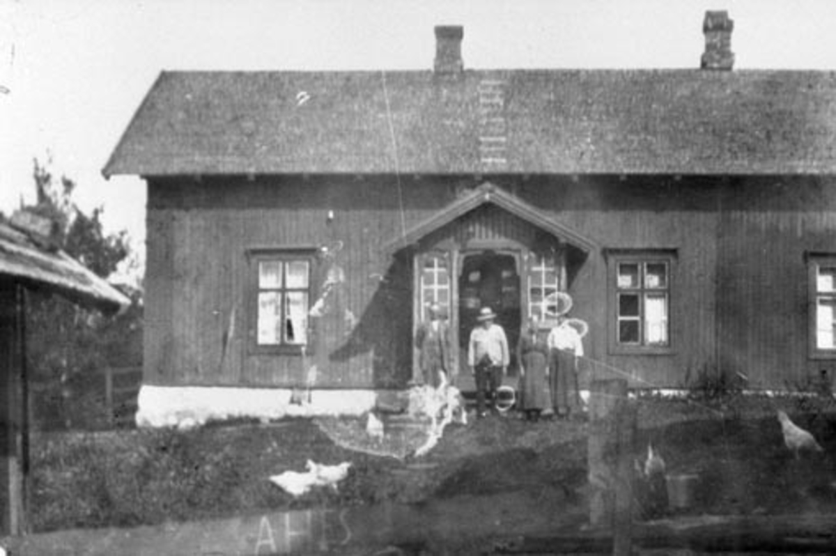 Eksteriør, gardsbruk, Sveinhaug, Furnes, Ringsaker. Folk foran hovedbygningen.